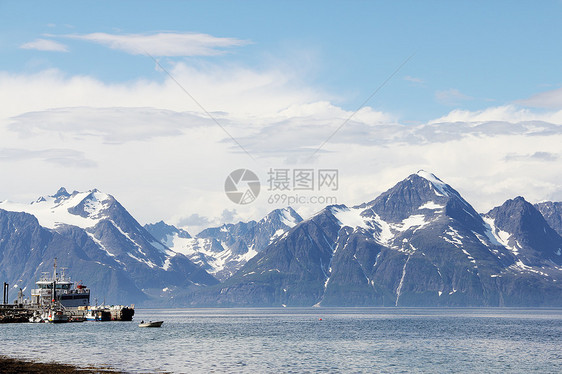 北极山脉和峡湾爬坡全景顶峰岩石石头旅行苔原旅游蓝色海岸图片