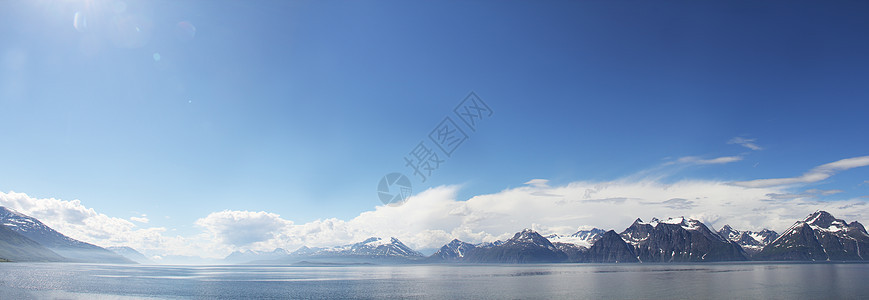 北极山脉和峡湾岩石海岸爬坡海洋旅游全景晴天蓝色旅行石头图片