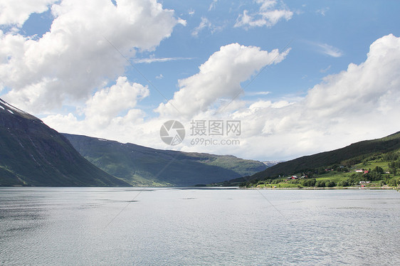 北极山脉和峡湾顶峰天空岩石苔原石头晴天海岸旅行风景全景图片