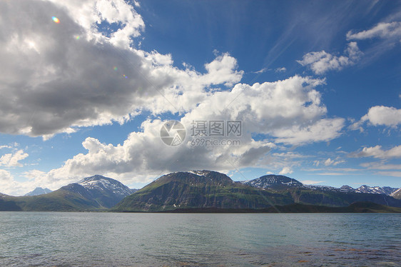 北极山脉和峡湾海岸风景岩石爬坡天空全景蓝色苔原海洋顶峰图片
