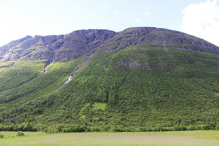 美丽的山地景观首脑松树天空木头云杉悬崖石头岩石爬坡公园图片