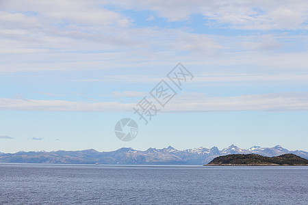 北极山脉和峡湾天空苔原风景爬坡石头晴天全景海岸旅游旅行图片