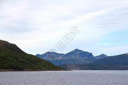 北极山脉和峡湾晴天顶峰石头旅游天空苔原全景爬坡旅行海岸图片