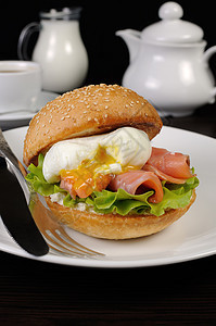 汉堡加鲑鱼和偷鸡蛋海鲜包子蛋糕芝麻厨房烹饪自助餐小吃午餐早餐图片