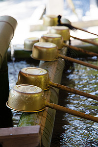日本的水源和净化手掌的横轴水龙头日本钢包盆地亚裔神社石头植物绿色文化竹子宗教图片