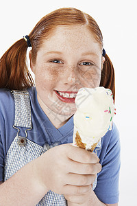 超重女孩(13-15岁)脸上的微笑奶油 手持冰淇淋锥形画像图片