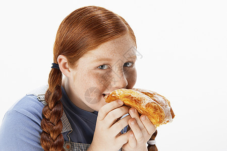 超重女孩(13-15岁)吃甜甜圈肖像图片