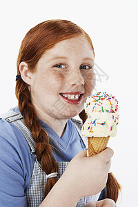 超重女孩(13-15岁)笑着拿着冰淇淋锥形像图片