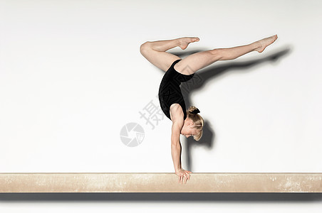 Gymnast (13-15) 对平衡束侧视图手持图片