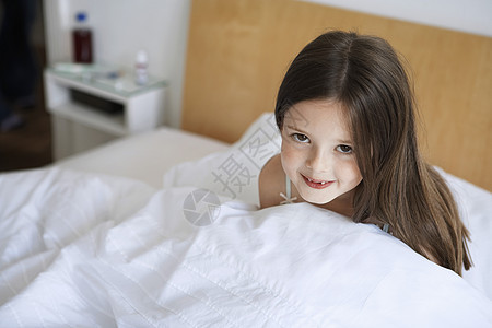 坐在床上肖像的小女孩图片