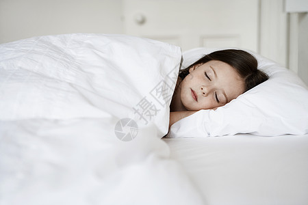 睡在床上的小女孩女孩房子睡眠睡衣眼睛棕色羽绒被人脸场景孩子图片