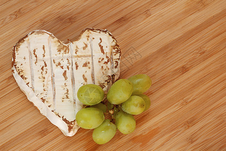 Neufchatel奶酪桌子白色木头奶油状木板绿色黄色圆形美食奶制品图片