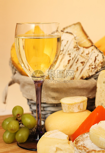 奶酪和葡萄酒玻璃奶制品柳条蓝色美味三角形山羊食物干酪奶油图片