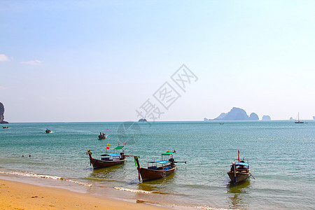 海滩和船只悬崖尾巴热带旅游蓝色岩石天空运输冒险天堂图片