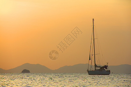 航行的亚伊特闲暇日落地平线日出海洋索具血管帆船赛阳光海浪图片