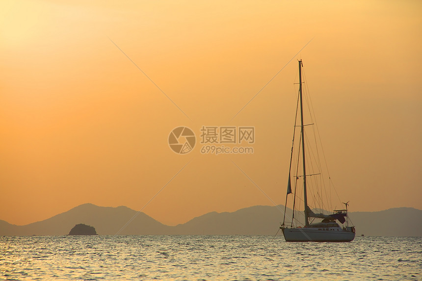 航行的亚伊特闲暇日落地平线日出海洋索具血管帆船赛阳光海浪图片