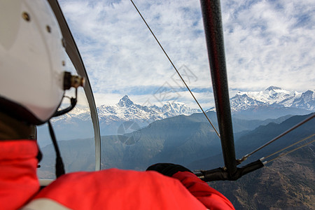 在尼泊尔飞行的极光头盔微光自由冒险车辆天线飞机航班航空空气图片