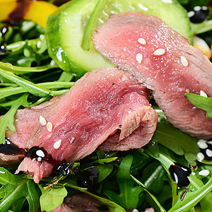 热沙拉和羊羔切肉胡椒宏观午餐洋葱食物油炸美食炙烤营养晚餐图片