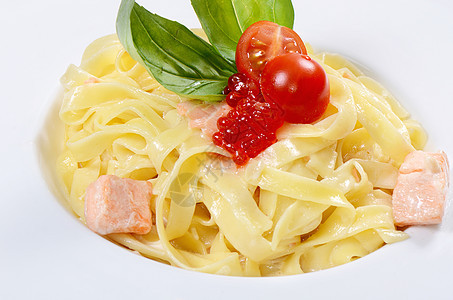 配三文鱼和奶油酱的Fettuccini叶子白色盘子美食宏观食物海鲜午餐面条图片