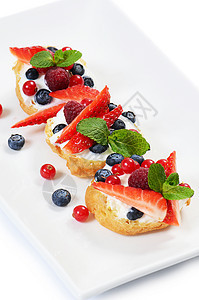 果子 草莓和草莓的利润桌子馅饼浆果鞭打冰淇淋美食咖啡店食物覆盆子盘子图片