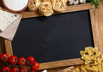 意大利用旧木本面的意大利食品和黑板胡椒面包棒乡村草本植物营养香料高架调味品面条糖类图片