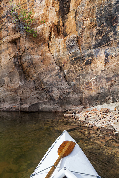 科罗拉多湖上的独木舟划桨运动风景岩石悬崖娱乐砂岩绿色图片