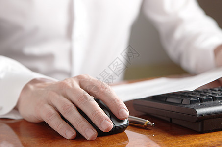 手放在键盘旁边的计算机鼠标人士商务经理合同工作作业报告男性电脑家庭图片