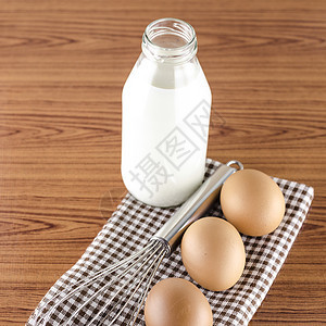 鸡蛋和牛奶桌子手工玻璃黄油烘烤糕点粉末奶制品沙拉托盘图片