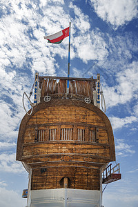 Dhau 阿曼海滩蓝色白色船厂港口手工天空巡航钓鱼传统图片