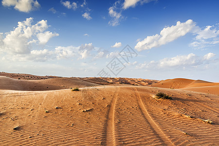 瓦希巴阿曼沙漠旅行沙丘小径天空旱谷蓝色痕迹假期曲目图片