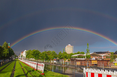 彩虹跑道彩虹天气蓝色风暴下雨天液体天空下雨背景