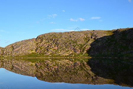 湖泊和山丘反射图片