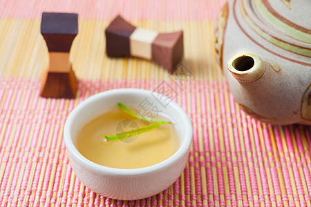 茶壶绿茶茶叶饮料木头茶碗礼仪勺子植物陶器图片