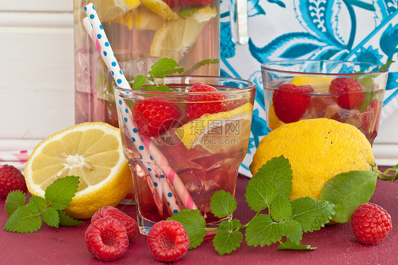 带草莓的自制柠檬水覆盆子食物玻璃冰块饮料果汁糖浆投手薄荷叶水果图片
