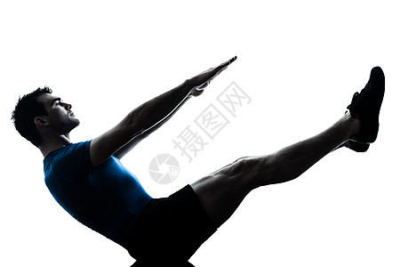 锻炼健身艇位置瑜伽姿势的长者图片