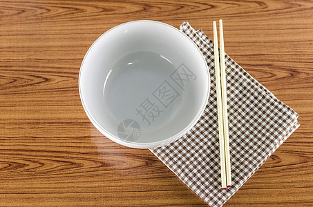 白碗和有厨房毛巾的筷子圆形棕色陶器竹子食物用具红色餐具文化盘子图片