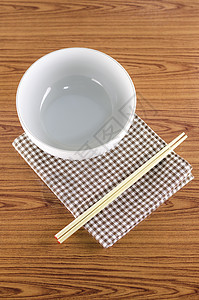 白碗和有厨房毛巾的筷子木头红色文化棕色餐具用具陶器圆形食物美食图片