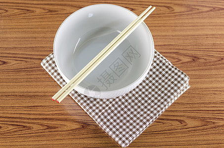 白碗和有厨房毛巾的筷子杯子用具红色勺子文化圆形盘子餐具美食木头图片