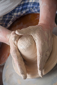 陶匠的手车轮手工专注工作工艺拇指制造业陶器旋转黏土泥高清图片素材