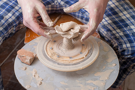 陶匠的手手指手工压力工匠工艺陶器专注黏土制品工作制造业高清图片素材