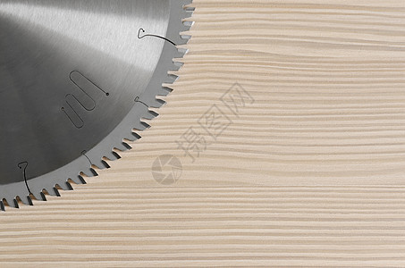 锯锯木和木柴宏观力量曲线金属技术圆圈刀刃工作木头桌子图片