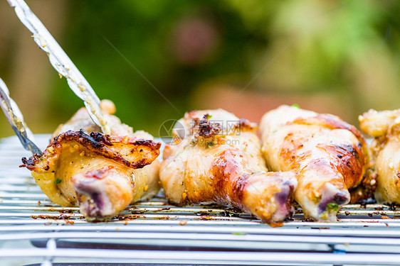 烤鸡的鸡腿火焰炙烤家禽美食派对用餐食谱野餐花园食物图片