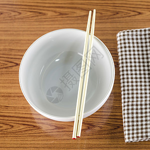 白碗和有厨房毛巾的筷子陶器美食食物盘子餐具圆形用具黑色木头文化图片