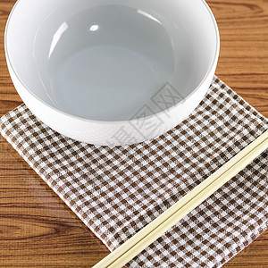 白碗和有厨房毛巾的筷子陶器食物盘子圆形竹子木头棕色勺子文化杯子图片