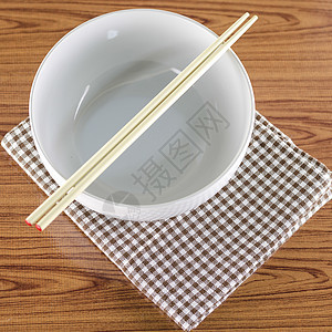 白碗和有厨房毛巾的筷子陶器棕色杯子美食黑色餐具竹子文化勺子盘子图片