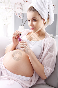 美丽的孕妇油画钉子;图片