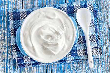 酸酸奶油木头牛奶勺子桌子盘子食物饮食酸奶烹饪乳制品图片