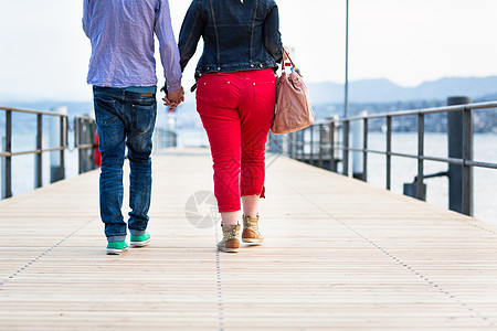 Atrampt  相当不成比例的年轻夫妇步行码头尺寸爱情男人恋人女士吸引力城市欲望异常值图片