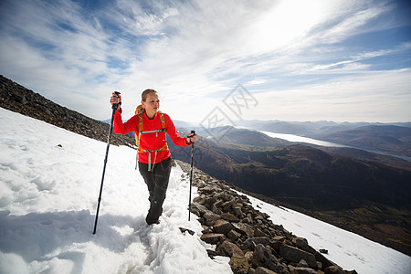 漂亮的年轻女性登山女徒步旅行者上山 穿越雪地活动越野女孩爬坡高地女士冒险享受远足自由图片