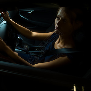晚上开车开车  漂亮 年轻女士驾驶车速运输转速安全转速表后视镜车辆柜台交通头灯图片